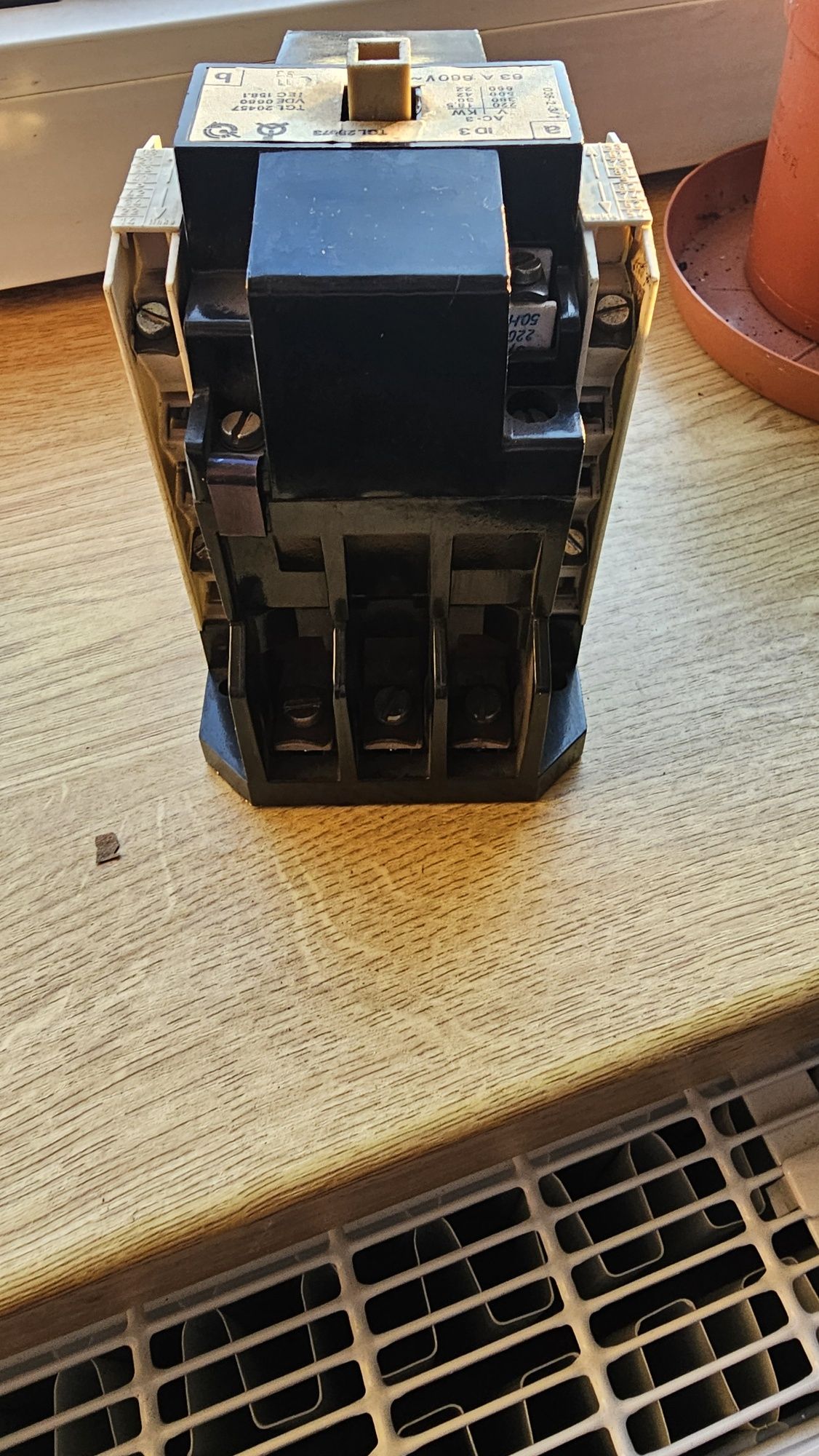 Stycznik ID3 cewka 220v sprawny