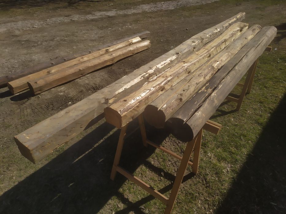 Stare bale belki konstrukcyjne ciosane drewno deski stodoła