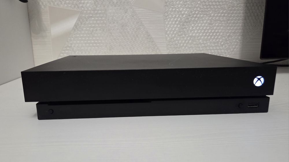 Ігрова ариставка Xbox One X 1 TB