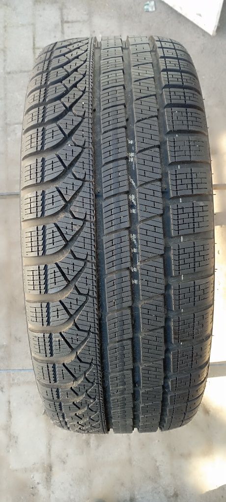 Opona DEMO 1szt 245/40/19 98V Pirelli P Zero Winter * RSC 2023