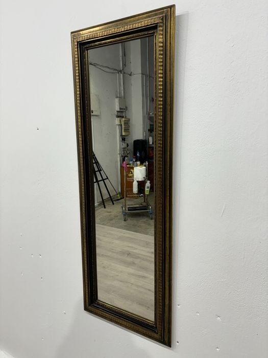 Wysokie lustro w pięknej zdobionej oprawie