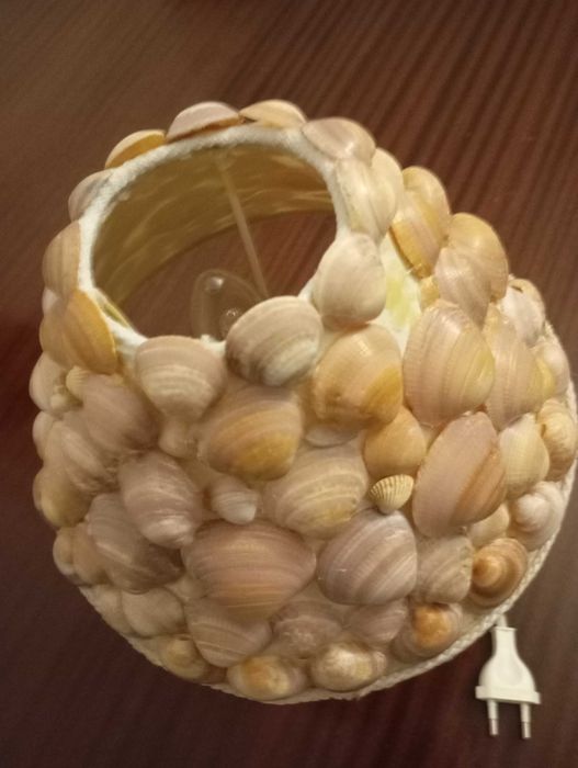 Abat-jour revestido de conchinhas