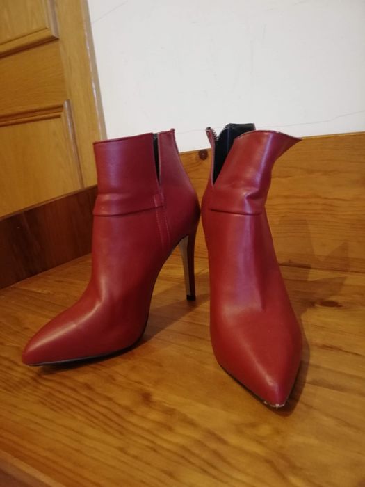 Bota vermelha salto alto
