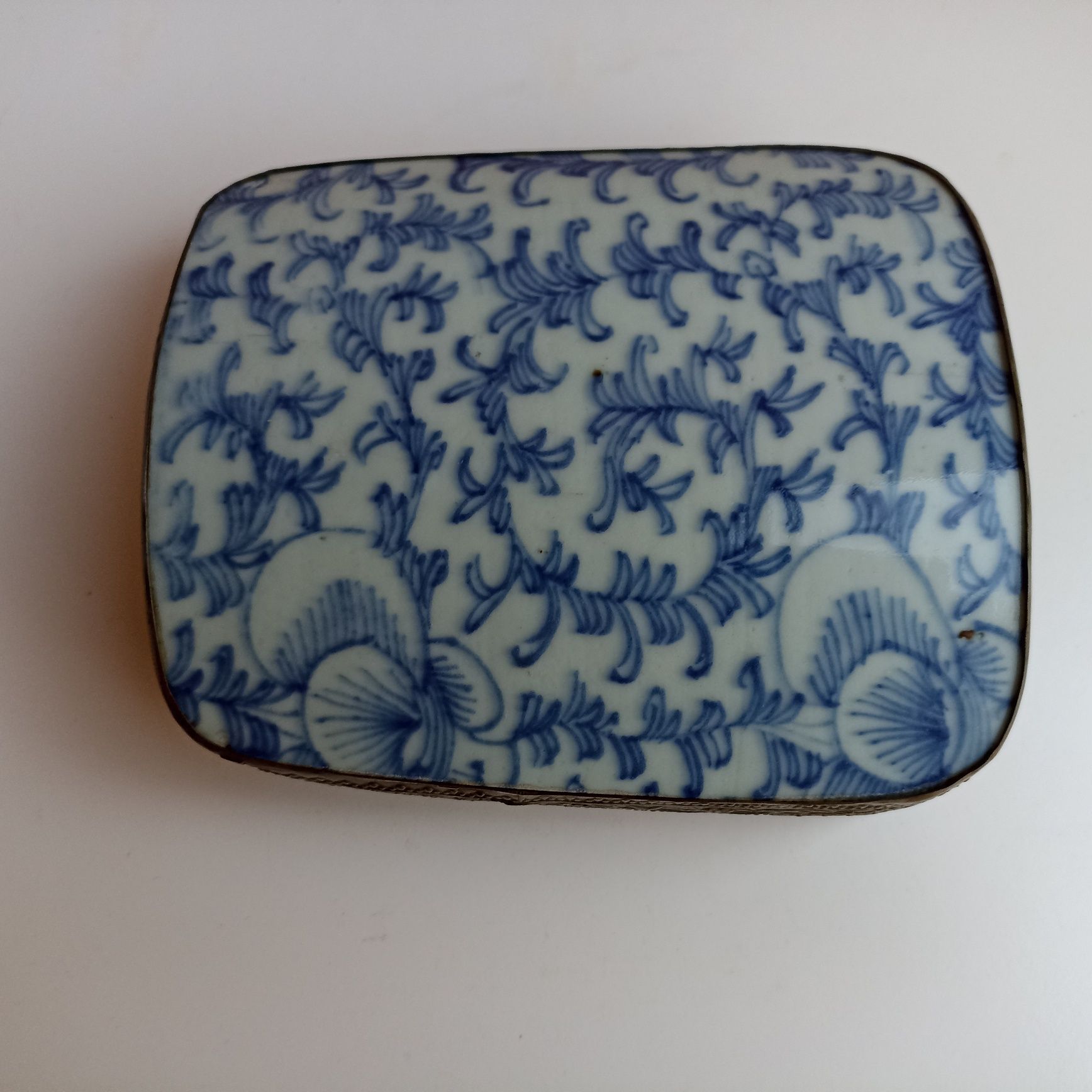 Caixa chinesa antiga em porcelana motivo floral