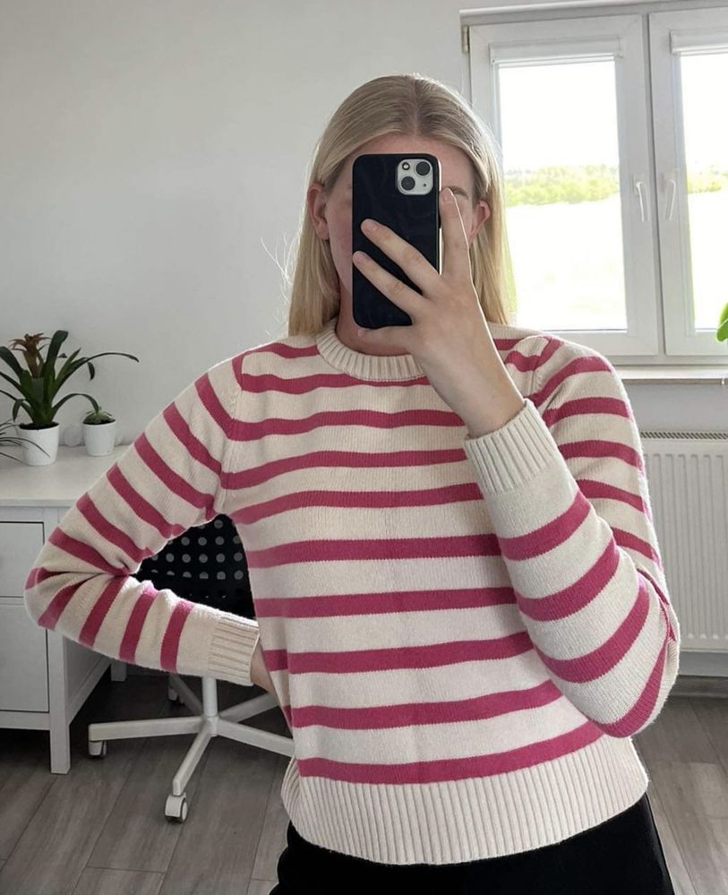 Beżowy sweter w paski