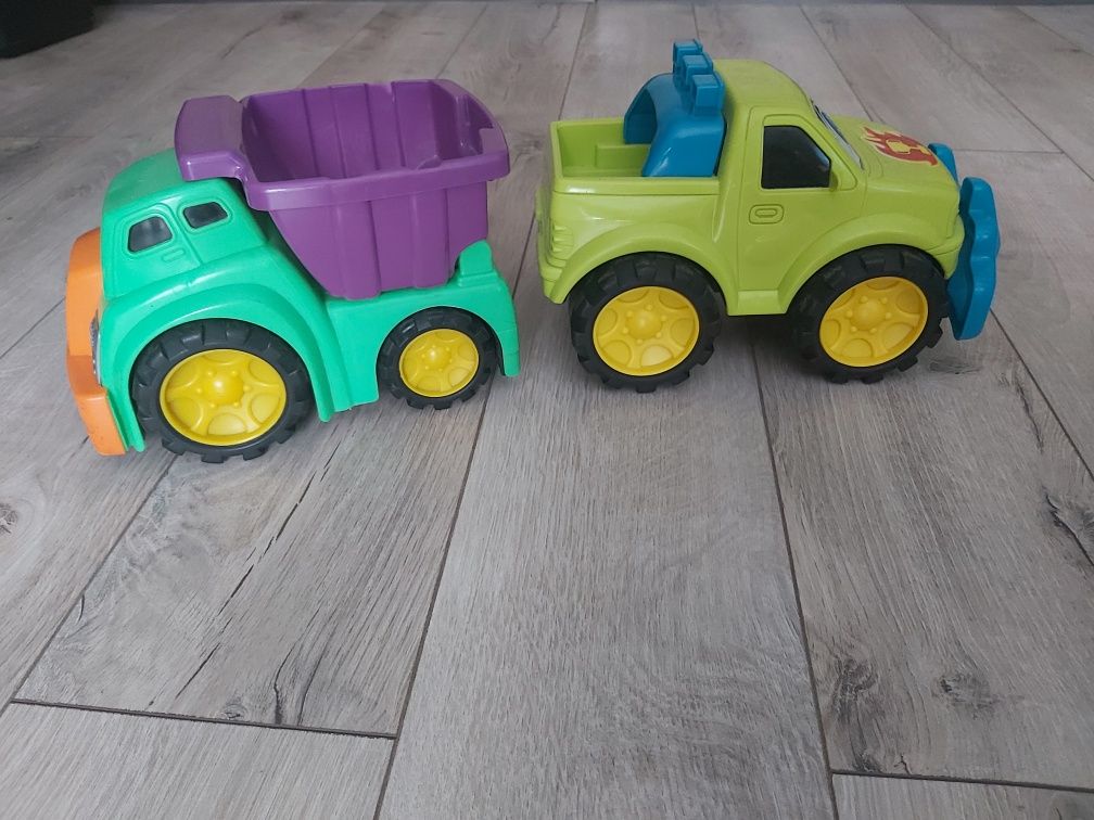 Dwa samochody, ciężarówki