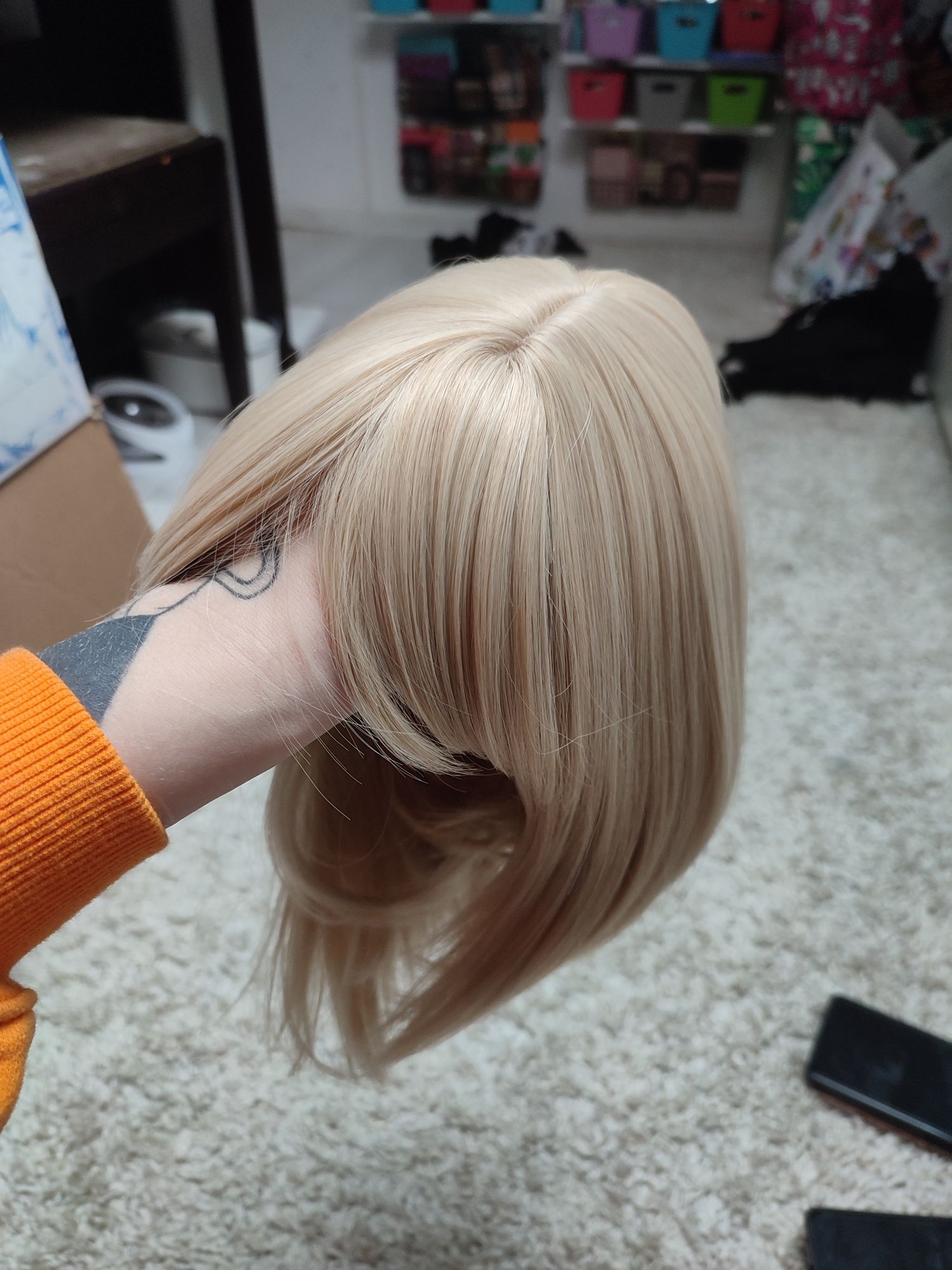 Peruka blond bob z grzywką asymetryczny przedziałek WIG cosplay