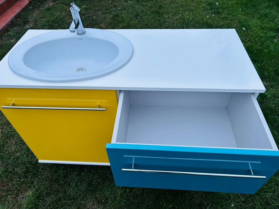 Szafka łazienkowa z umywalką i baterią