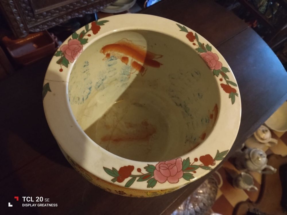 Vaso oriental com gravuras de peixes no interior