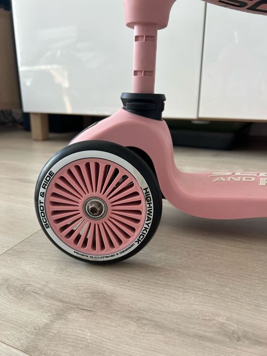 Scoot and ride hulajnoga z jezdzikiem 2w 1 z kaskiem dla dziewczynki