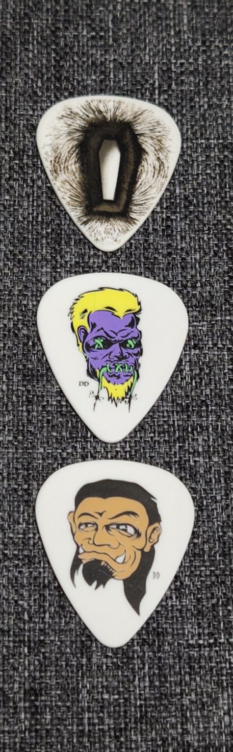 Автографы, медиаторы и барабанные палочки Metallica.