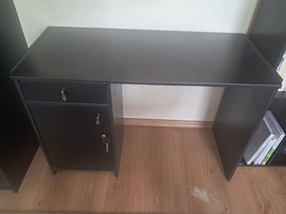 Biurko czarne zamykane na kluczyk