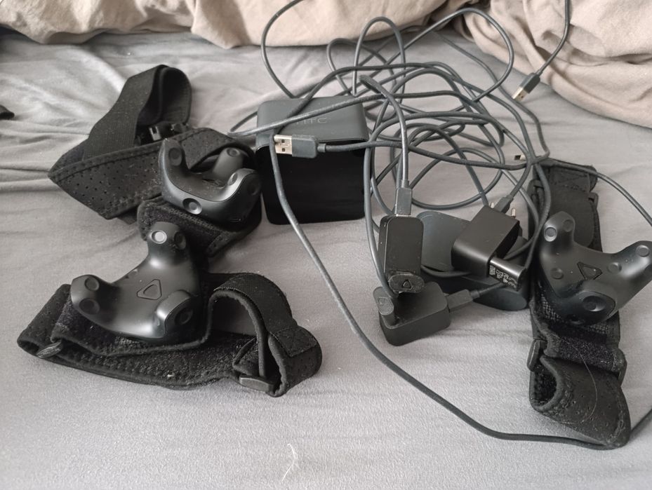 HTC VIVE Trackers 3.0 + 1 wieża odbiorcza + paski do montażu trackerów