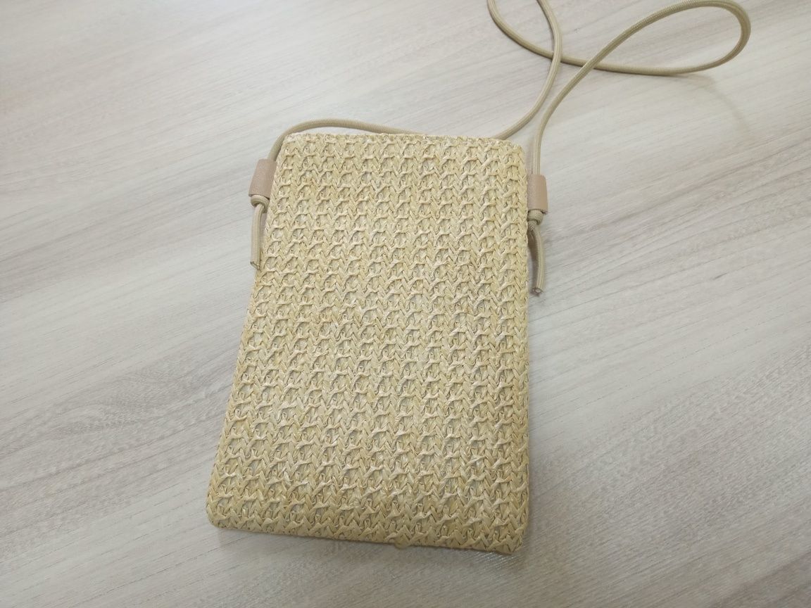 Słomkowa torebka na telefon