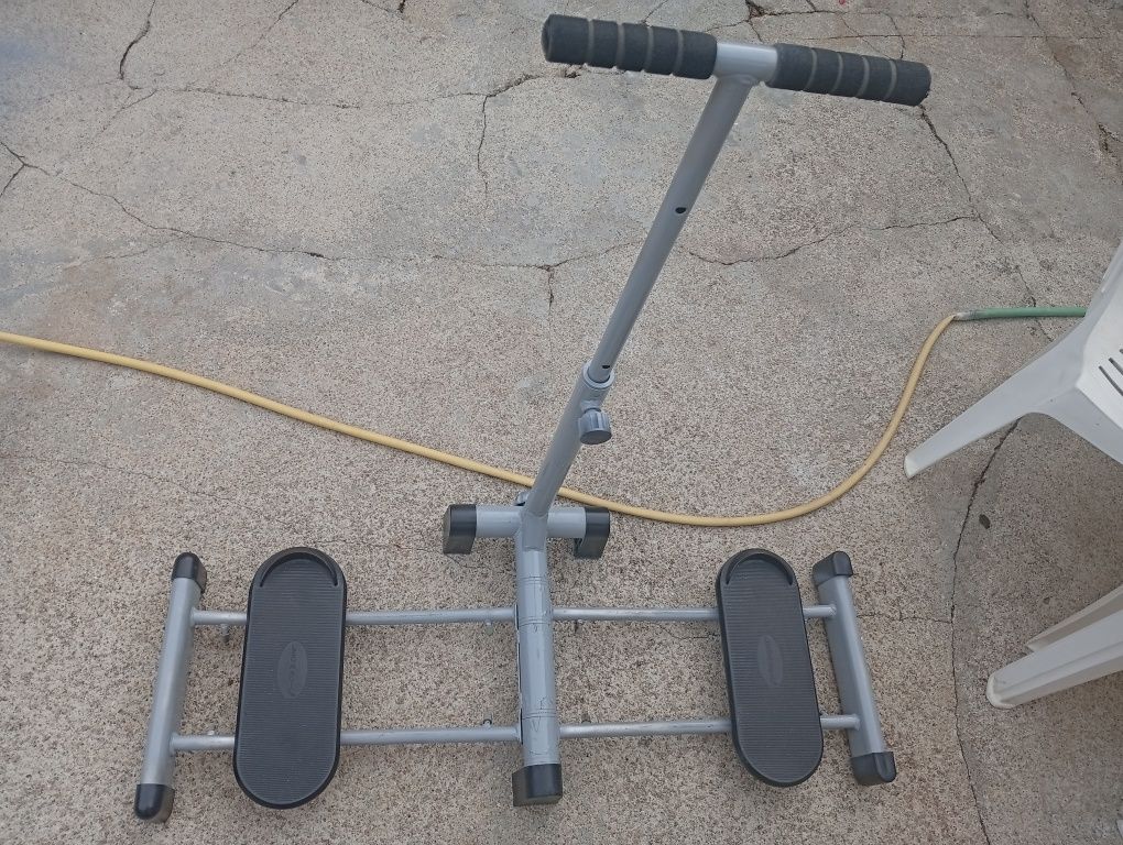 Máquina para exercitar pernas e glúteos