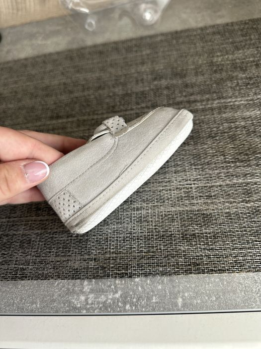 Szare eleganckie buty dla niemowlaka Christopher