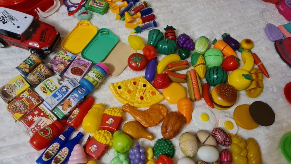 Дитячі іграшки. Дитяча посудка, кухня, плита, пральна машина.