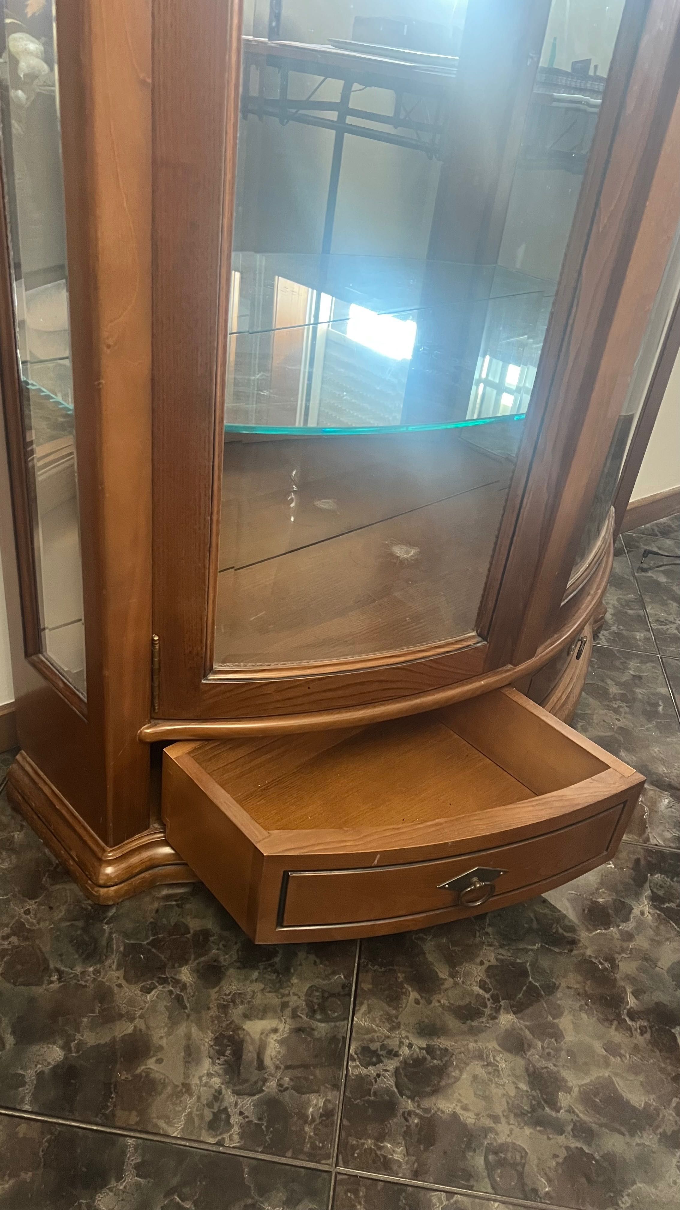Vitrine com 2 gavetas na parte inferior