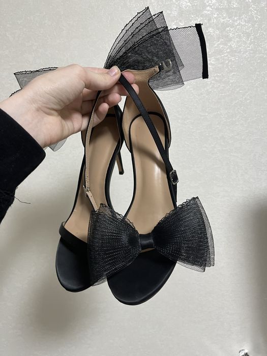 Босоножки с бантиками на каблуке