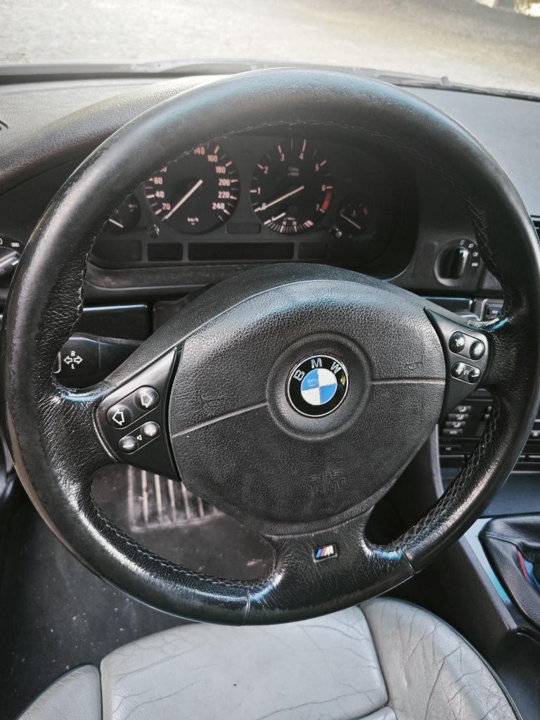 BMW E39 523i sedan