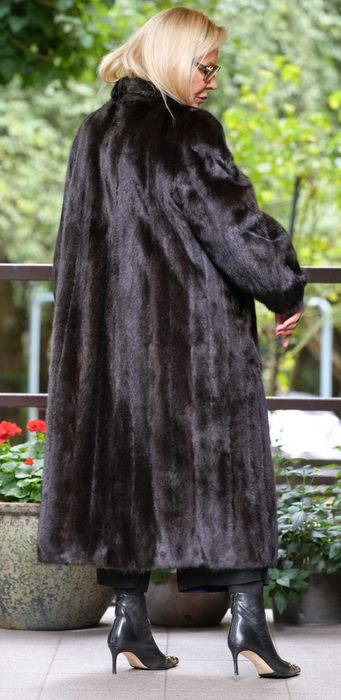 Dlugie futro z ekskluzywnych norek . Mało używane.