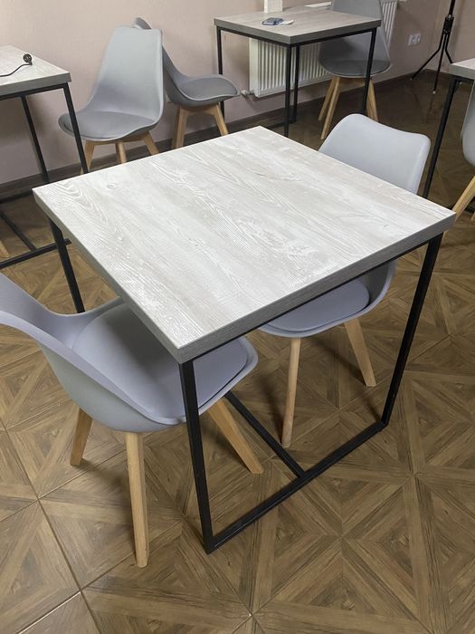 Стіл розміром 700 на 700 (70см на 70см)