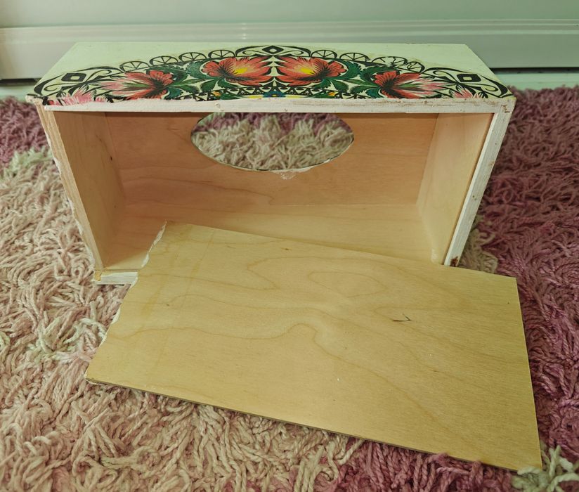 Ręcznie ozdobione drewniane pudełko na chusteczki – folk, rustykalne