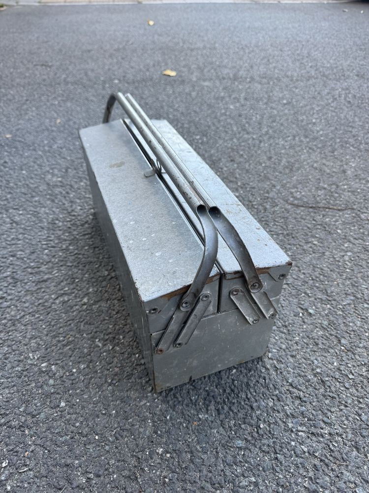 Skrzynka metalowa na narzedzia