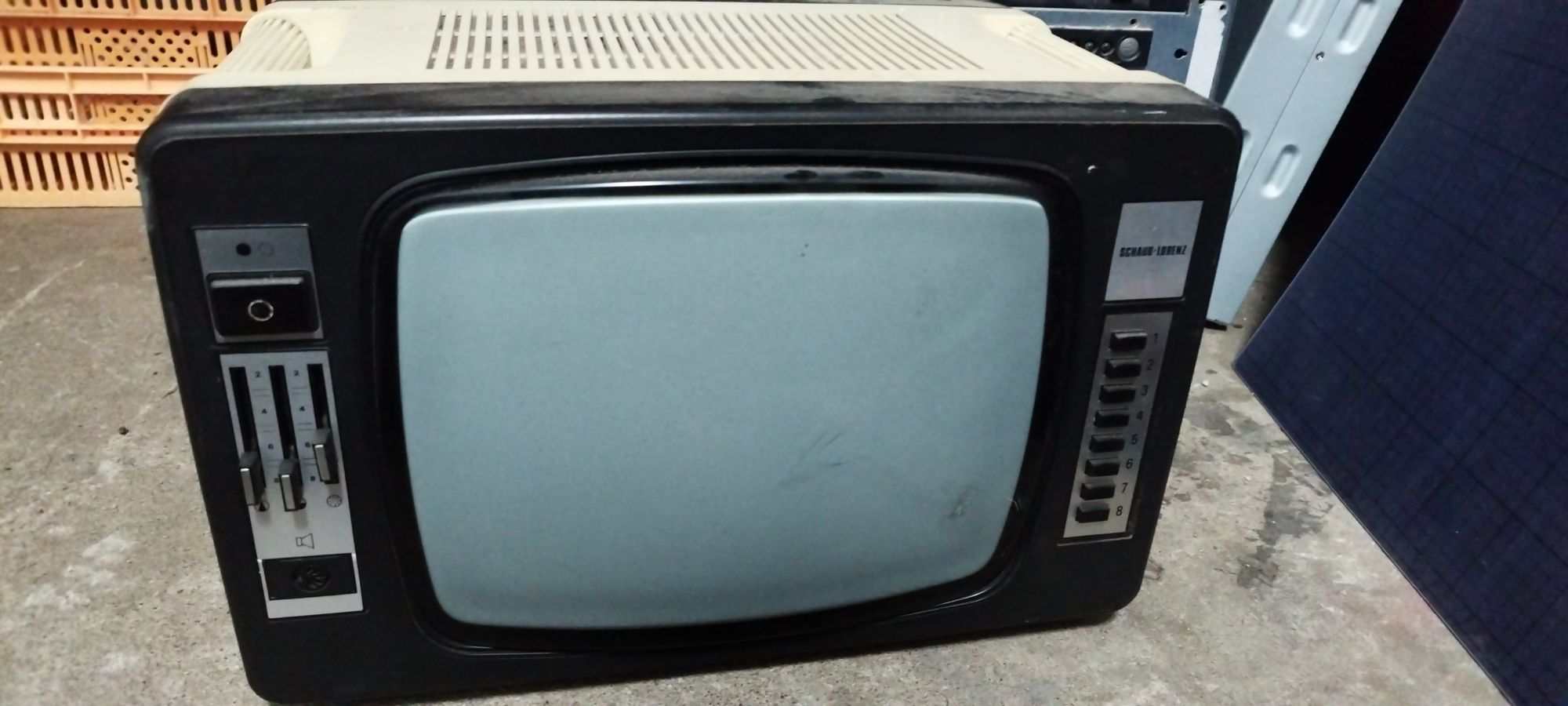 TV muito antiga a preto e branco