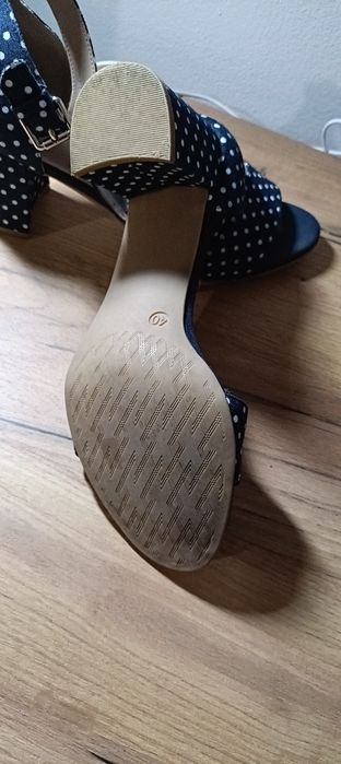 Босоніжки жіночі