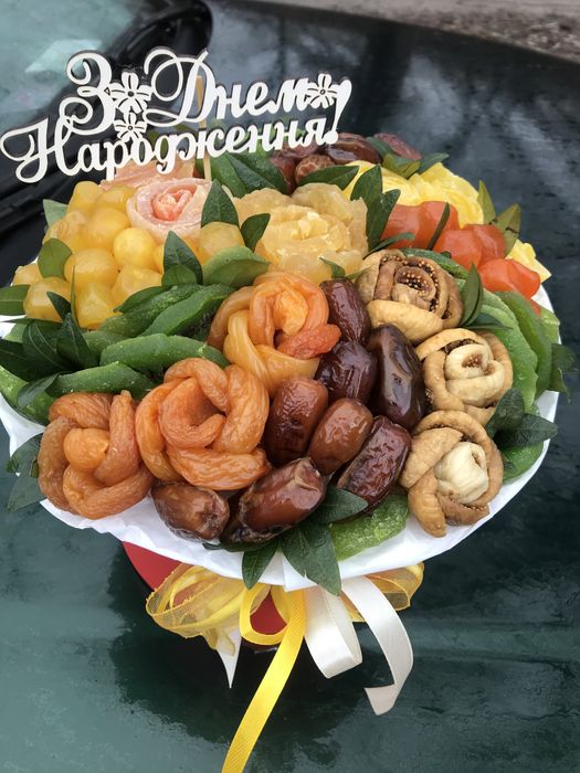 Їстівний букет. Букет з сиру, ковбасок, сухофруктів, цукерок.