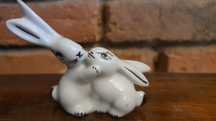Porcelanowa figurka caujące zające Ćmielów