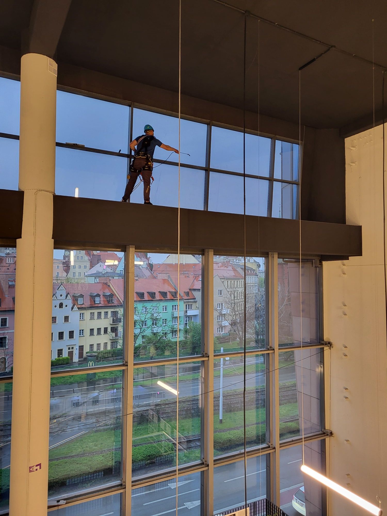 Alpinista przemysłowy Wrocław mycie okien dachow rynien...