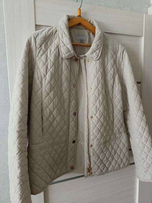 Продам женскую короткую бежевую куртку р. 50