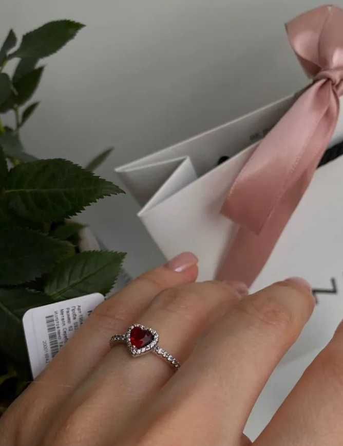 Кольцо Pandora «Красное сердце» из серебра 925 – романтика в деталях.