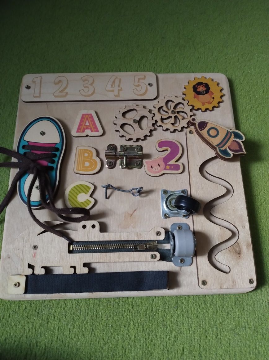 Tablica sensoryczna w stylu Montessori