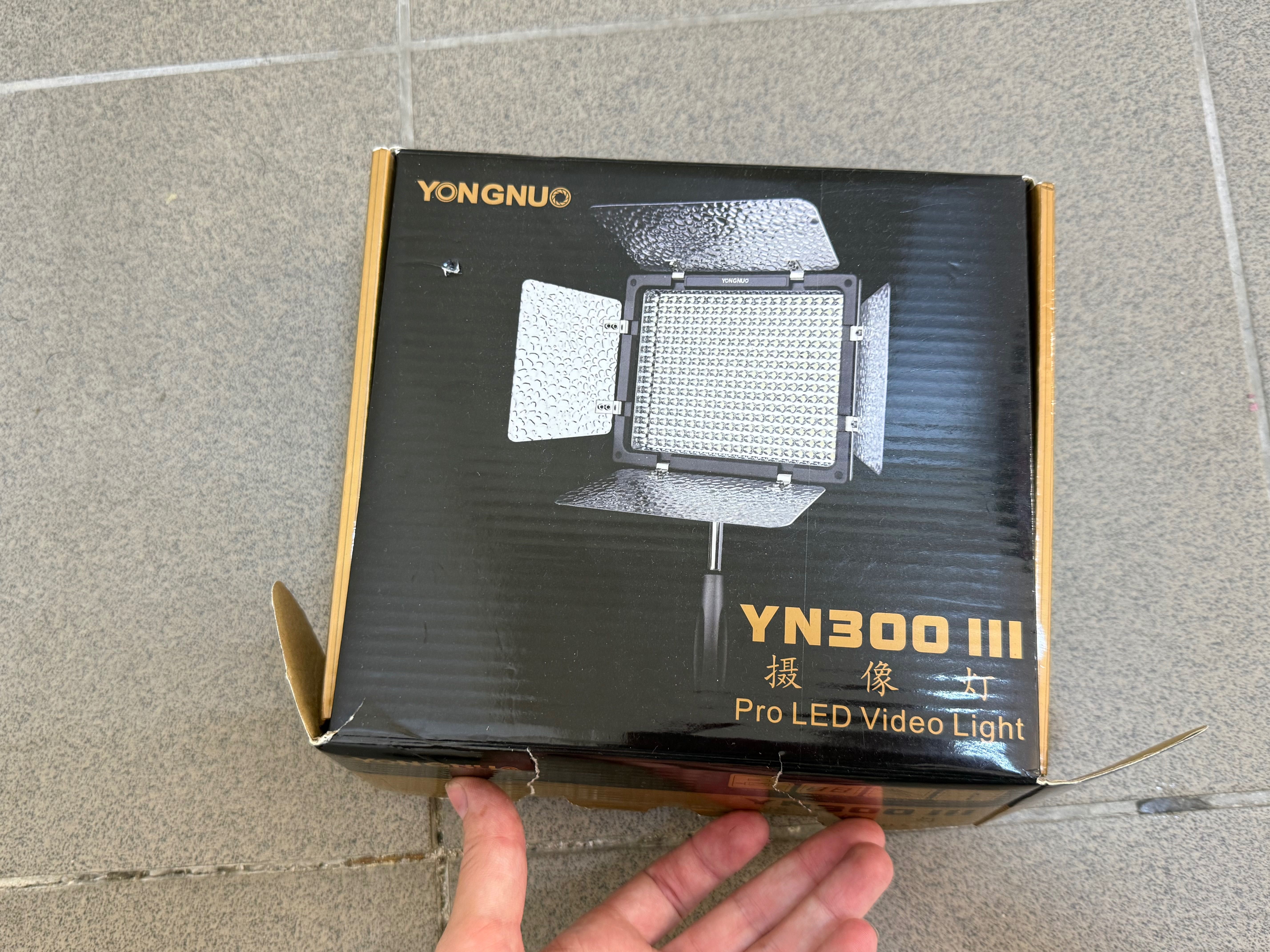 Відеосвітло Yongnuo YN-300 III  +блок і штатив повний комплект