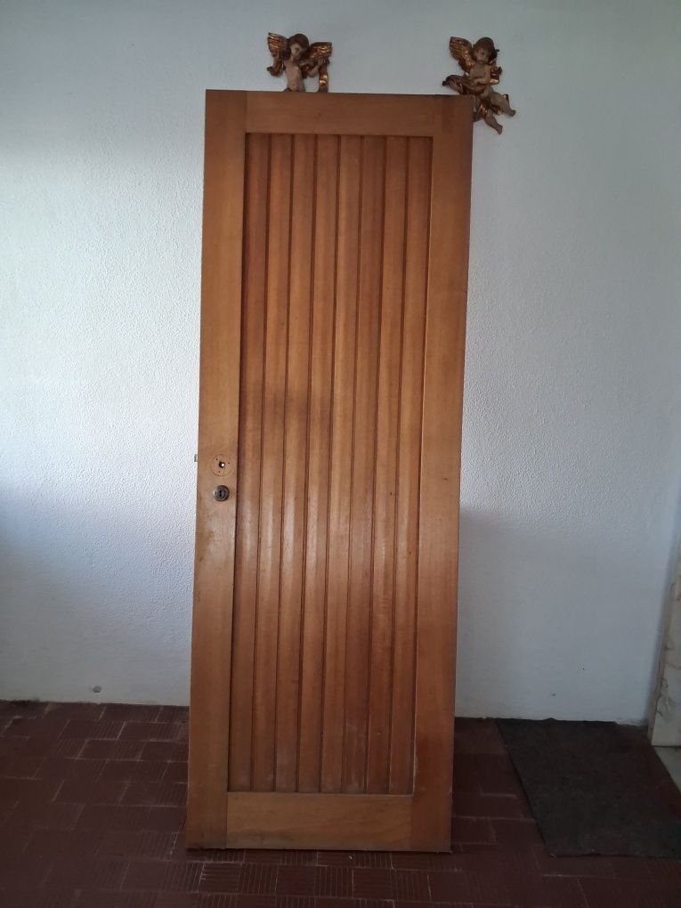 Porta " engradada", madeira maciça Óptimo estado.