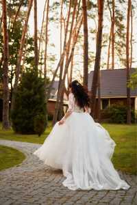 Щаслива весільна сукня з шлейфом