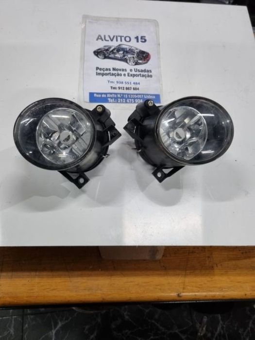 dois faróis de parachoque Seat Lion