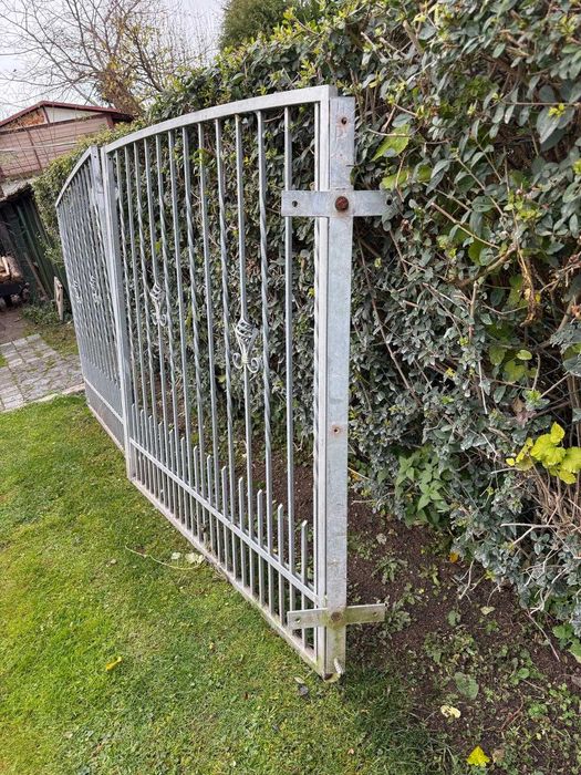 Brama kuta  dwuskrzydłowa  ocynk szer. 334 cm.