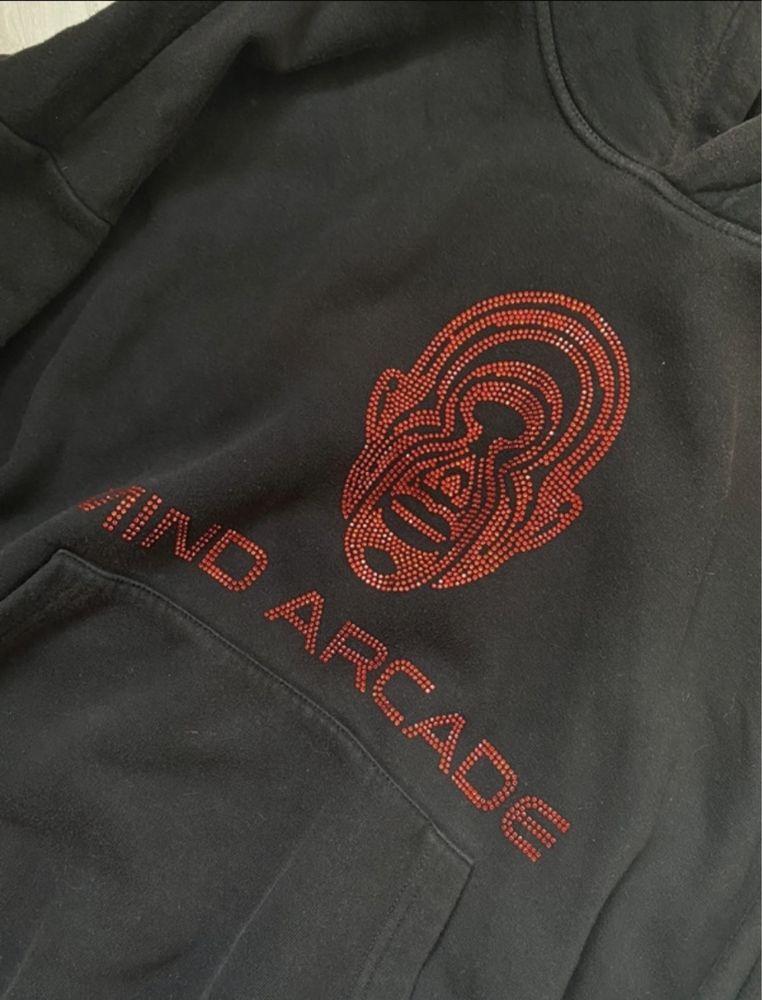 Bluza mind arcade z czerwonymi kryształkami