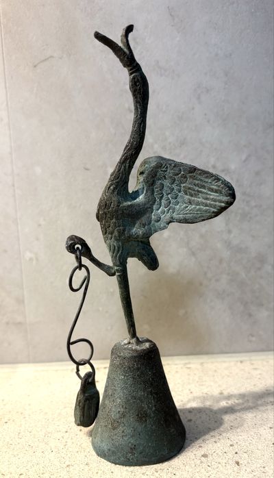 Linda campainha / sino de mesa em bronze vintage -reprodução do antigo