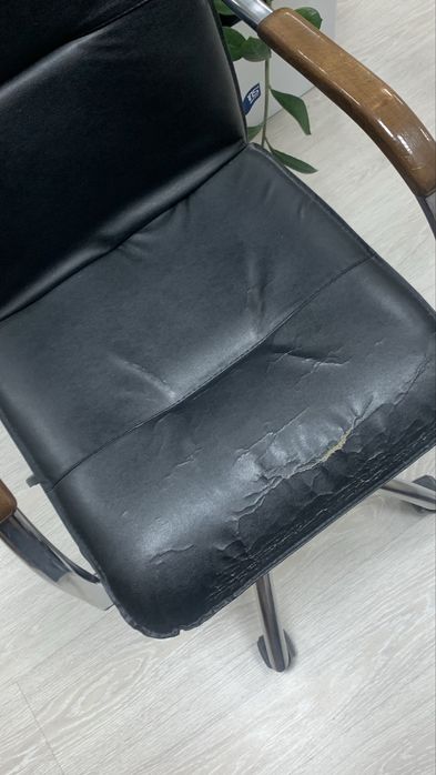 Офісне крісло в наяаності