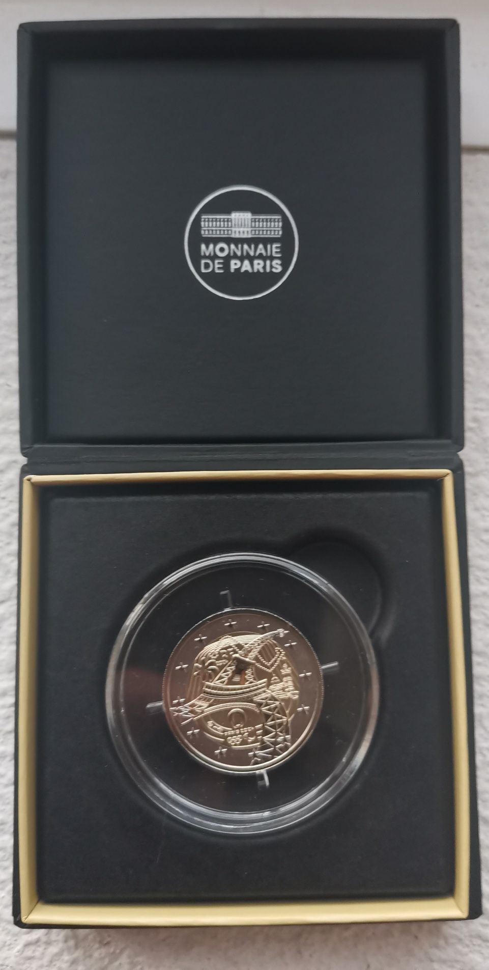 Moeda comemorativa "Jogos Olímpicos Paris 2024" colorida e corrente