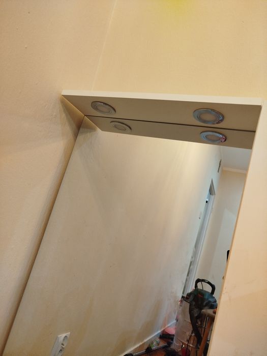 Szafka z umywalką i lustrem