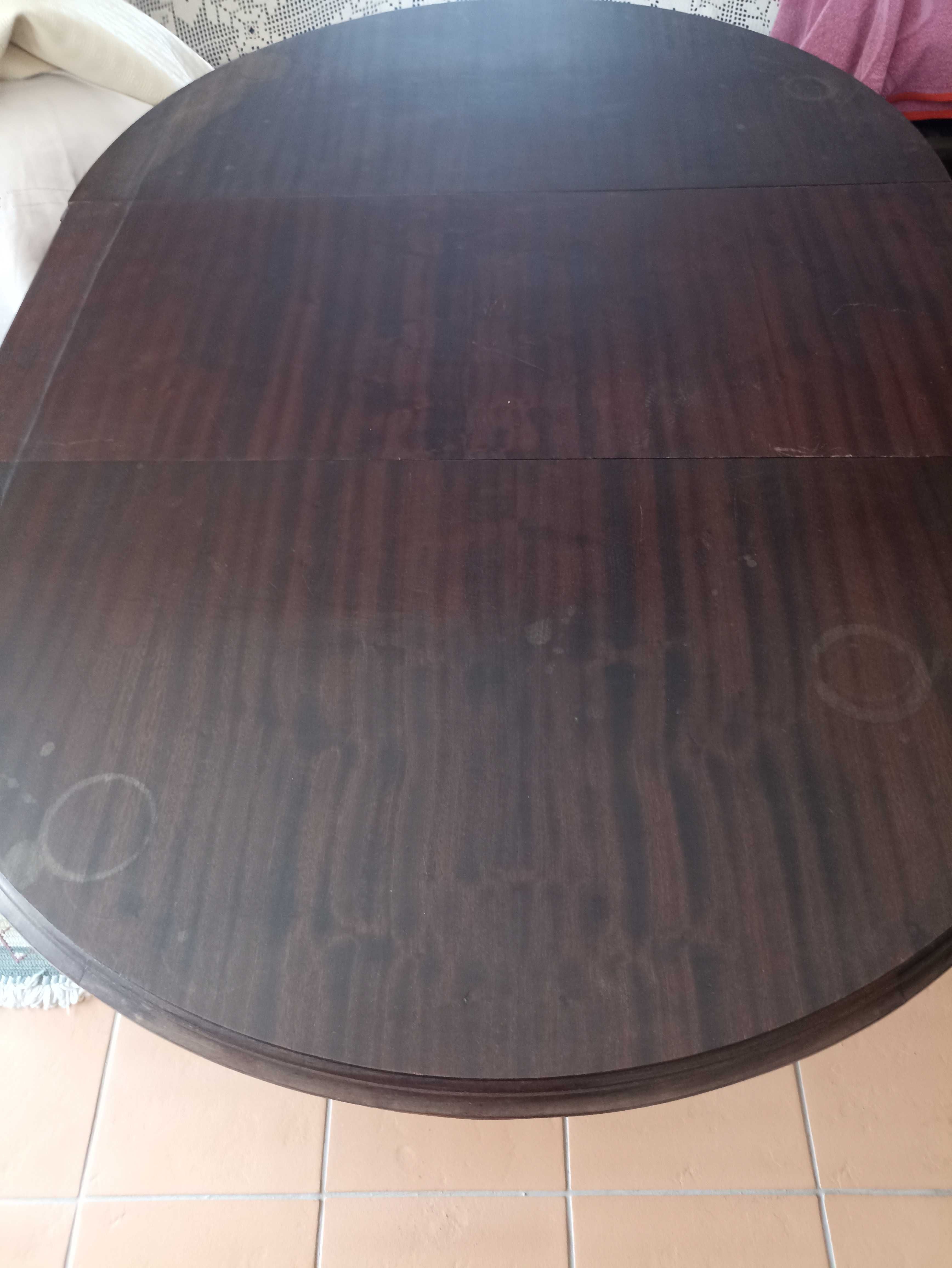 Mesa antiga e cadeiras estilo colonial