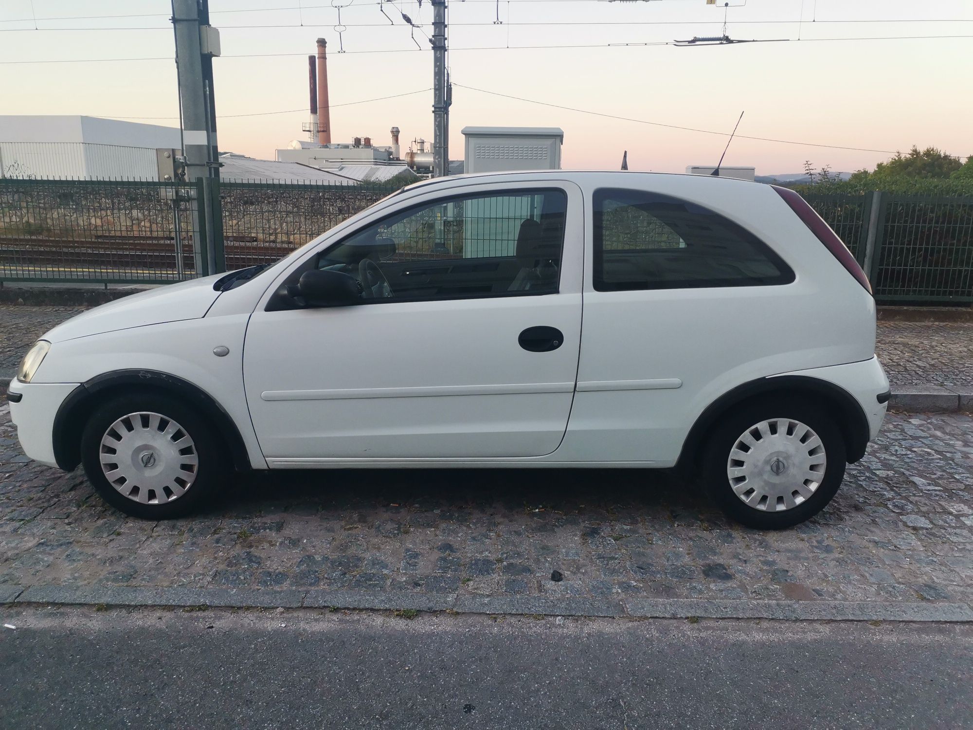 Vendo Opel Corsa-C Van 
Carro comercial 
Direi mais informações por me