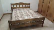 Cama de casal com colchão e mesas