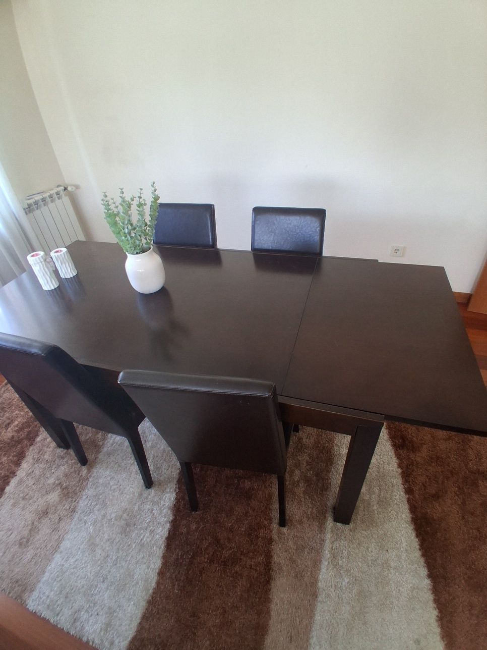 Mobilia de sala:mesa com 4 cadeiras e dois sofas e mesa de centro